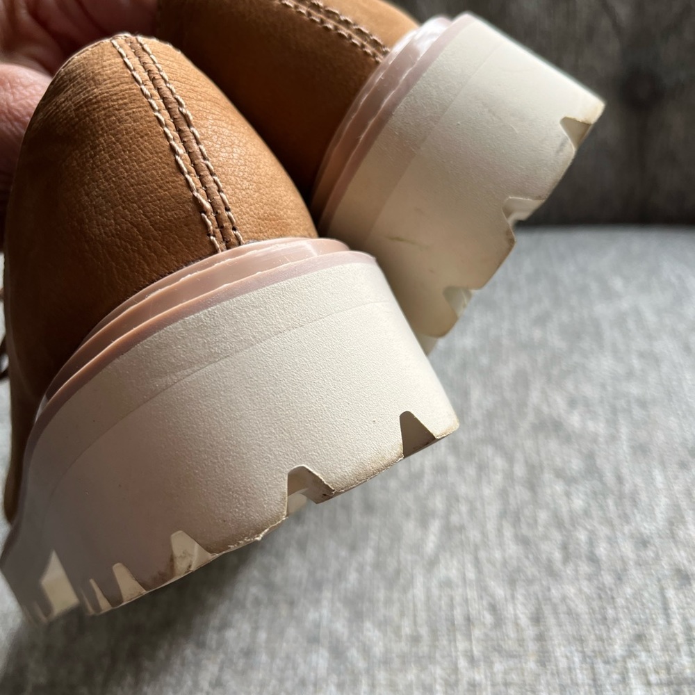 Dolce Vita  suede lug sole shoe.  Size 8 - Picture 11 of 11